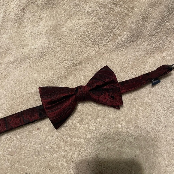 Bow Tie in Deep Red / Maroon - Picture 3 of 4